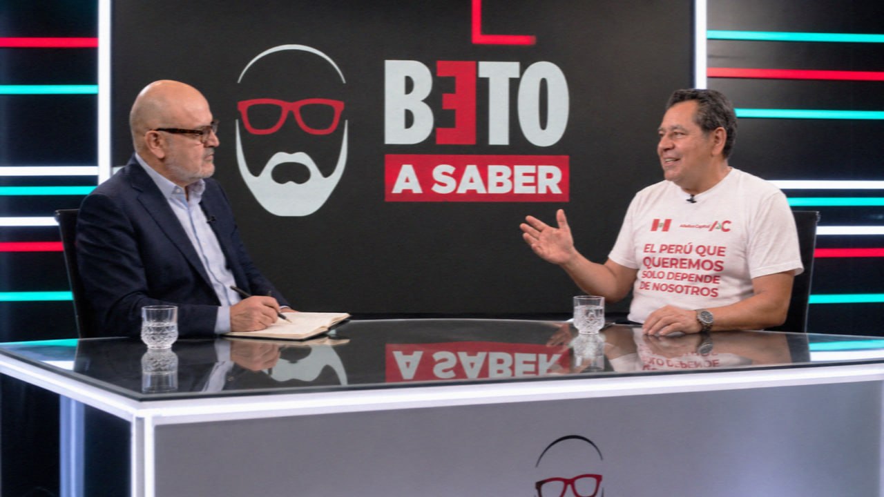 Carlos Añaños con Beto Ortiz durante la grabación de «Beto a Saber» en el Willax